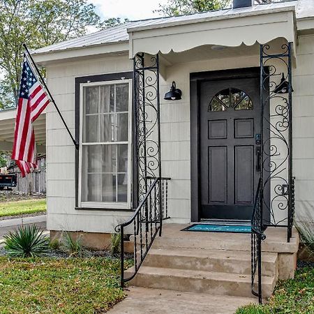 Southern Charm - Near Main With Hot Tub Fredericksburg Ngoại thất bức ảnh