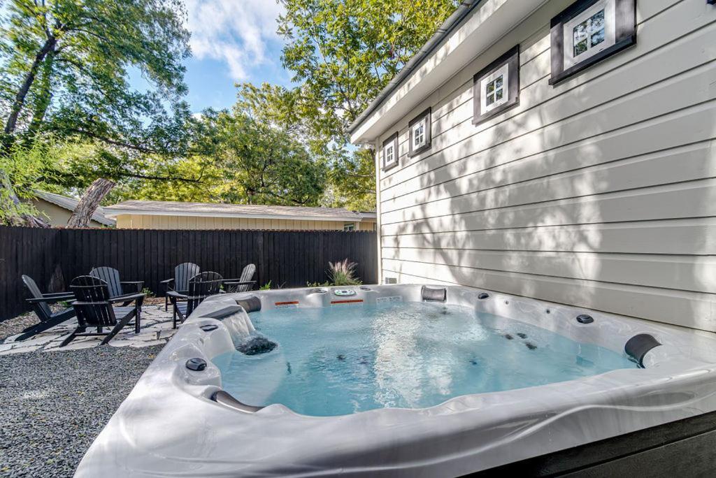 Southern Charm - Near Main With Hot Tub Fredericksburg Ngoại thất bức ảnh