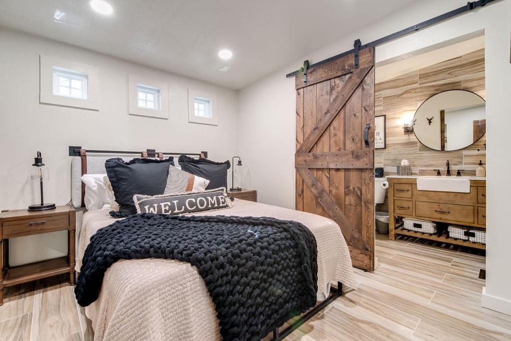 Southern Charm - Near Main With Hot Tub Fredericksburg Ngoại thất bức ảnh