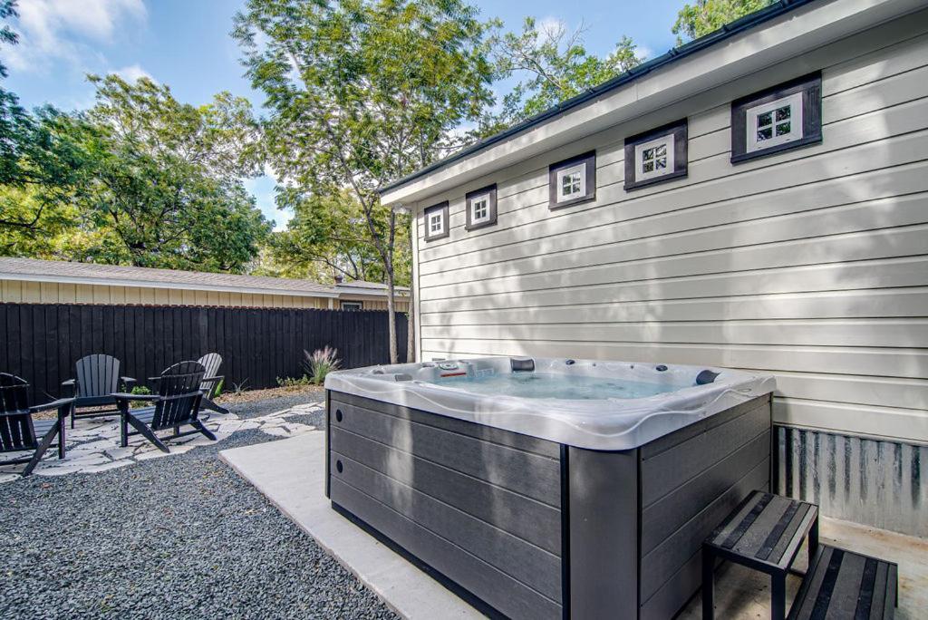 Southern Charm - Near Main With Hot Tub Fredericksburg Ngoại thất bức ảnh