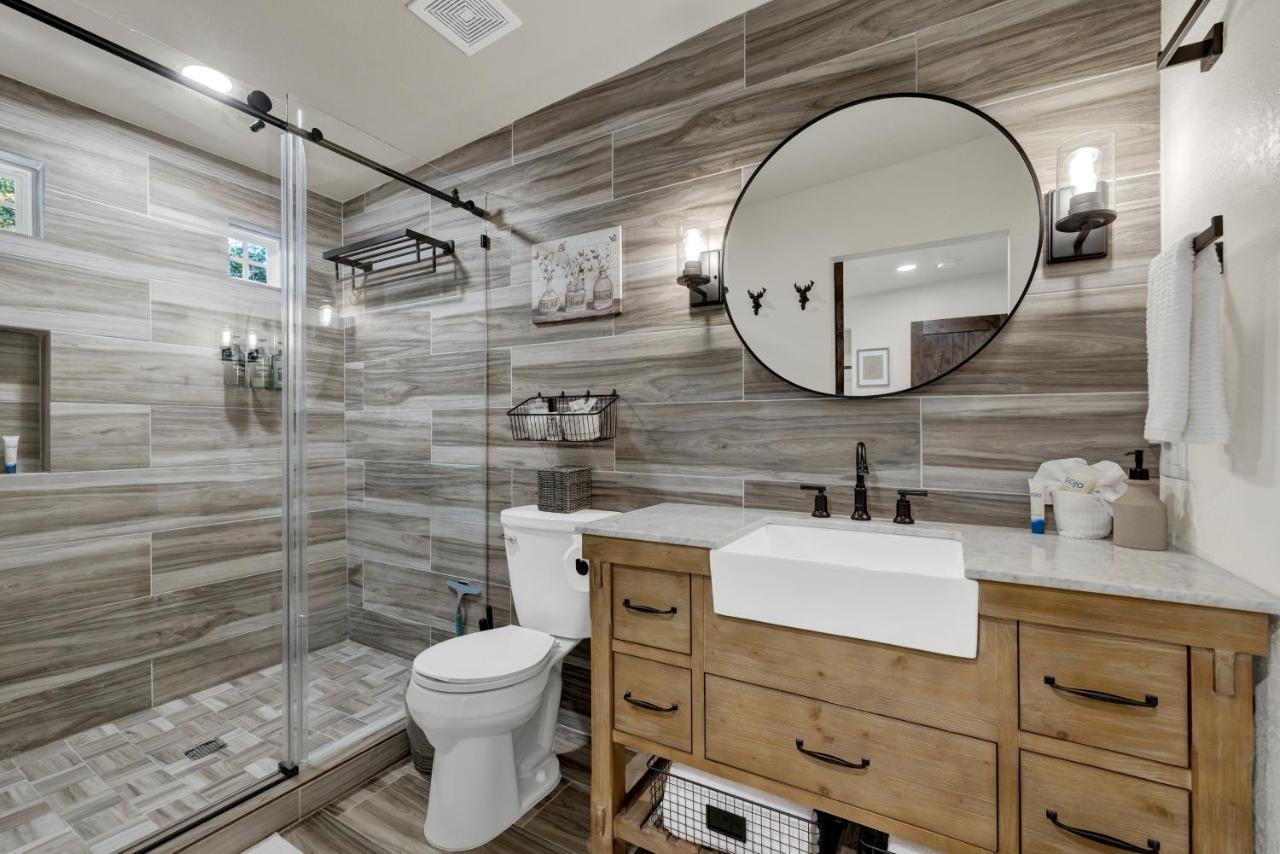 Southern Charm - Near Main With Hot Tub Fredericksburg Ngoại thất bức ảnh