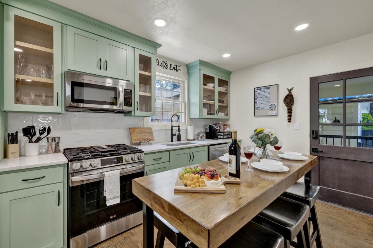 Southern Charm - Near Main With Hot Tub Fredericksburg Ngoại thất bức ảnh