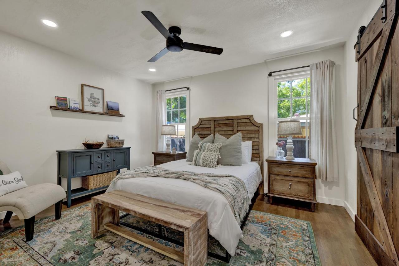 Southern Charm - Near Main With Hot Tub Fredericksburg Ngoại thất bức ảnh