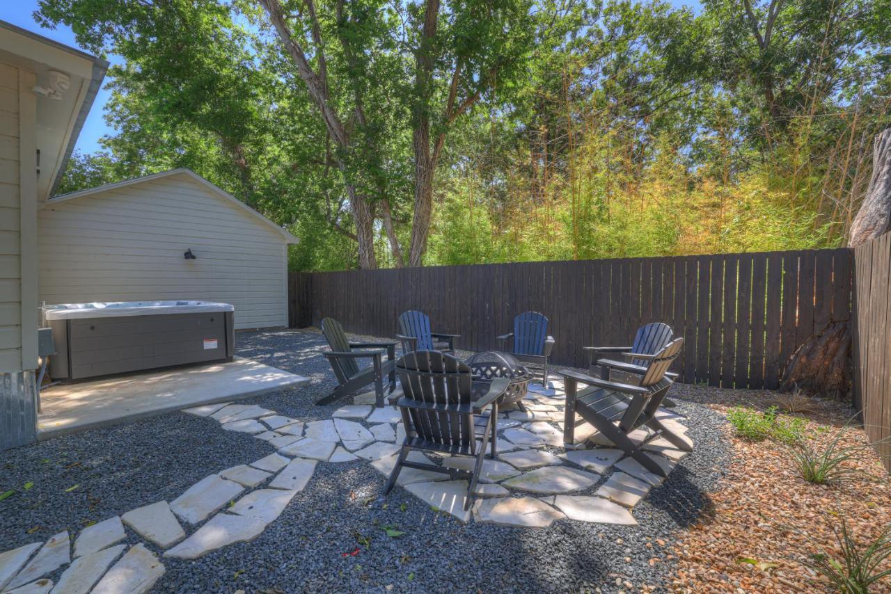 Southern Charm - Near Main With Hot Tub Fredericksburg Ngoại thất bức ảnh