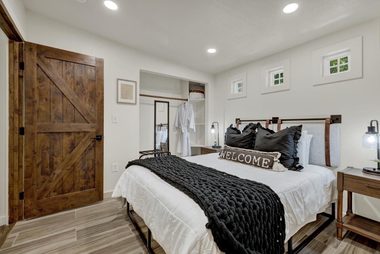 Southern Charm - Near Main With Hot Tub Fredericksburg Ngoại thất bức ảnh