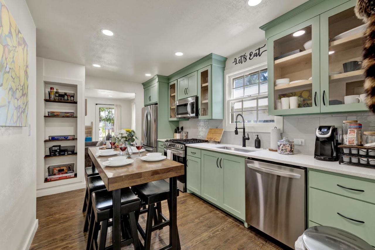 Southern Charm - Near Main With Hot Tub Fredericksburg Ngoại thất bức ảnh