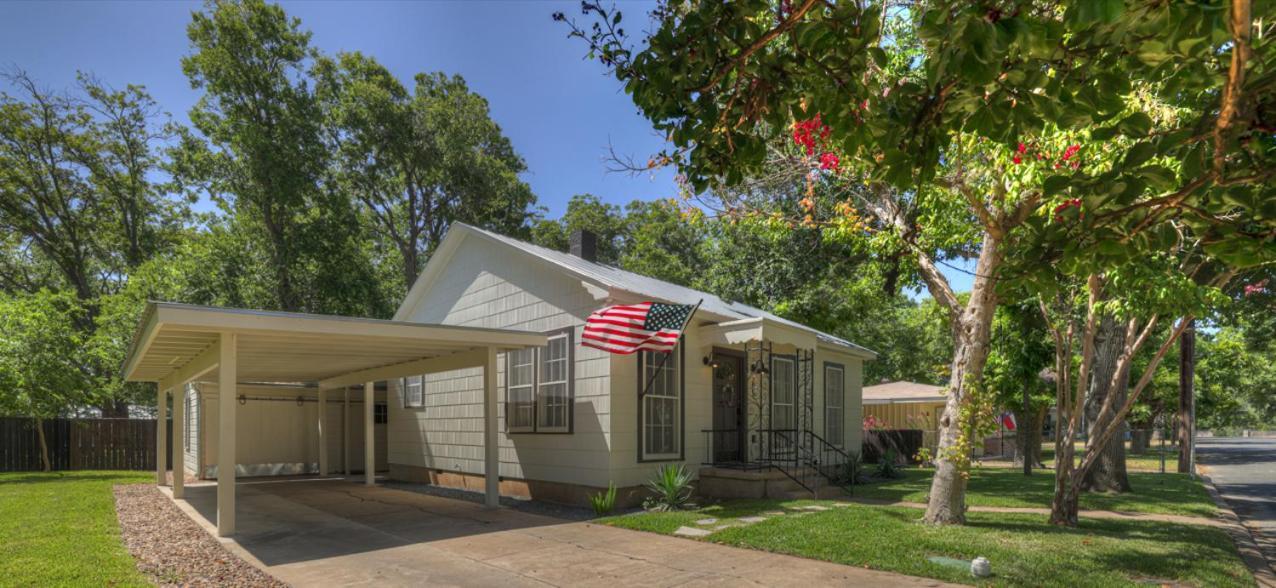 Southern Charm - Near Main With Hot Tub Fredericksburg Ngoại thất bức ảnh